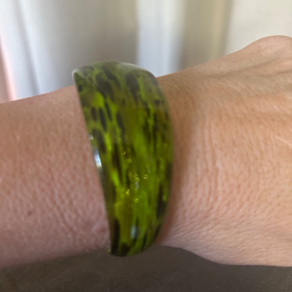 Green and goldstone hand blown glass cuff bracelet - Picture 4 of 9